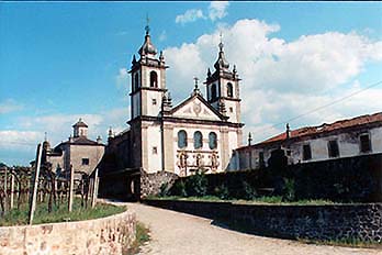 Mosteiro de Sto André de Rendufe - Quinta de Amares